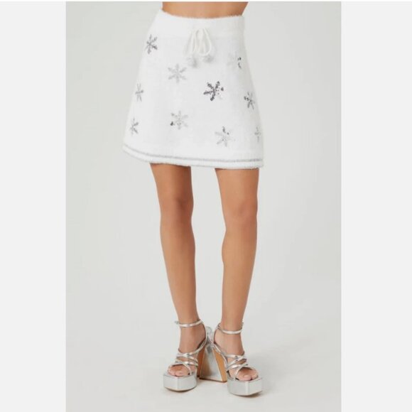 Derek Heart Juniors' Fuzzy Sequin Snowflake Mini Skirt - Picture 2 of 11